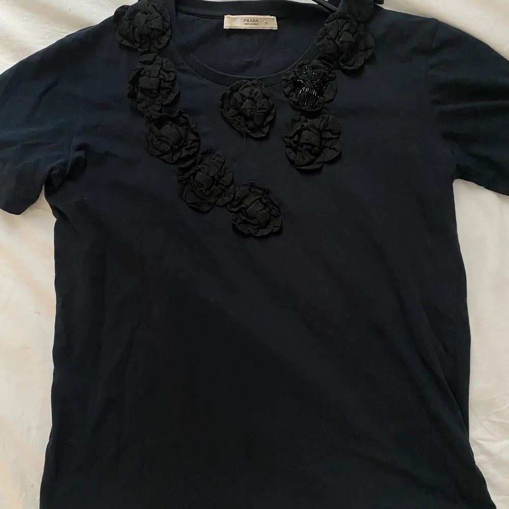 Vintage Prada T-shirt i storlek S.. T-paidat.