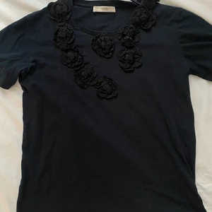 PRADA T-shirt  - Vintage Prada T-shirt i storlek S.