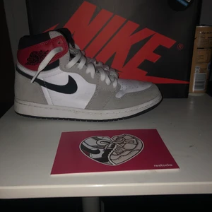 Jordan 1 Hugh Light Smoke Grey  - Tjena! Säljer mina Jordans eftersom dom har blivit försmå. Använda Få antal gånger inköpta från Restock för ca 3400 Säljer vid bra bud finns order bekräftelse 