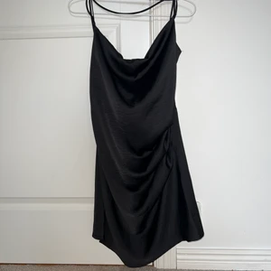 Silkes klänning Zara - Helt ny klänning från Zara, provad 1 gång. Prislappen sitter kvar. Super fin modell, men var tyvärr för stor på mig! 