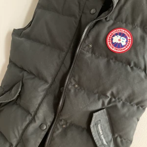 Canada goose väst  - Väldigt fin precis som ny, tagit hand om den väl!