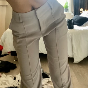 Beiga kostymbyxor  - Säljer dessa beiga kostymbyxor. Storlek 34,💕 Säljer likadana fast svarta även. Märket är vendersby’s från Danmark, dem beiga är slutsålda på hemsidan.🌸
