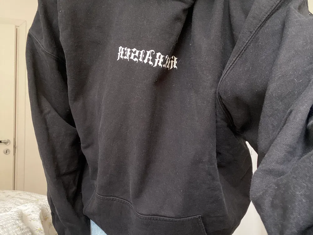 Brandy Melville hoodie köpt i Paris för ungefär 3 år sen❤️❤️ Står ”Hellraider” på framsidan ❤️ passar flera storlekar beroende på hur man vill att den ska sitta❤️❤️. Hoodies.