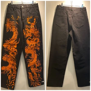 Jeans med drakar - Skitsnygga jeans med drakar på, aldrig använda 