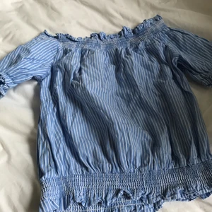 Fin topp - resår längst upp och längst ner. kan göra till en off shoulder