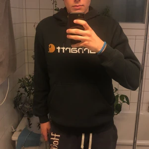 Carhartt hoodie  - Svart Carhartt hoodie. Original fit i storlek small. Bra skick använd ett fåtal gånger. Herrstorlek