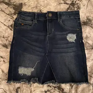 Säljer en blå jeans kjol, stolek 150 men stor i Stoleken! 45kr💓