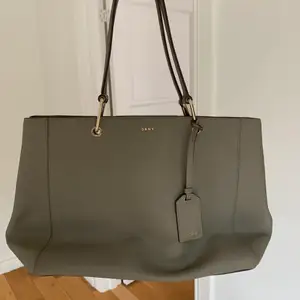 Handväska från DKNY som säljs för 500 kr (ordinarie ca 2500). Den rymmer mycket plats och matchar dessutom med plånboken jag säljer!🤎🤎💫