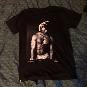 svart Tupac t-shirt - svart tupac tshirt, aldrig använd