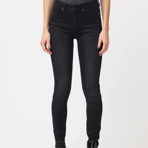 IVY jeans 26 - IVY Alexa ankle 26 jeans. Det motsvarar ungefär strl 36, dom är rätt stretchiga så skulle säga att det fungerar både på 34-36. Dom har slitningar längst ner och är väldigt sköna i materialet. Dom är endast använda ett fåtal gånger.