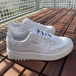 Fila Låga sneakers - Säljer dessa snygga fila sneakers då storleken var för liten för mig. Endast använda en gång. Storlek 37 men med en smalare passform så jag skulle rekommendera till någon med storlek 36. 🌼