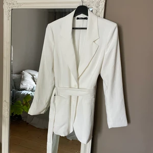 Vit blazer - Från ginatricot. Aldrig använd. Storlek 38