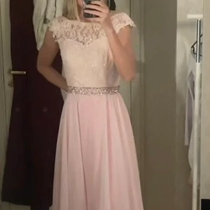 Rosa balklänning - Superfin balklänning i storlek XS/S❤️‍🔥 , passar mig perfekt i längden som är 173cm lång. Superfint material. Skriv för mer bilder