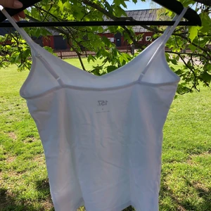 Linne från Lager 157. - Vitt linne från Lager 157 med ställbara axelband och extra tryg vit brösten i storlek S (passar även liten M).