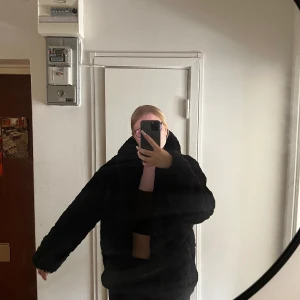 Pälsjacka  - Fejk päls, köpt för 1 år sen men inte använd mer än 5 gånger.