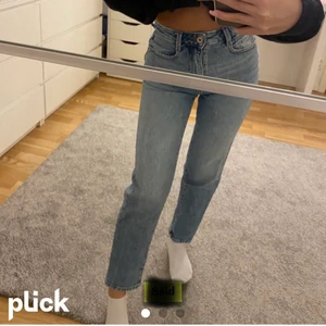 Mom jeans - Ett par mom jeans ifrån zara i strl 32. Dom är i bra skick då dom inte har kommit till så mycket andvändning. Bilderna är lånade från hon jag köpte dom av ❤️