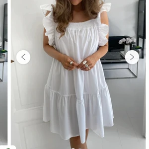 Vit klänning - Vit klänning från By IC i stl. L som går till knäna på mig som är 168cm. Aldrig använd. Säljer då jag har hittat en annan klänning. Köparen står för frakten som kostar 66kr