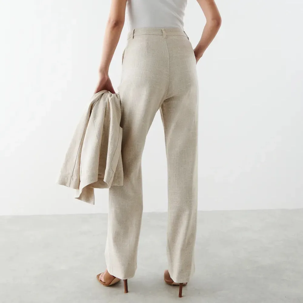 Oanvända linnebyxor från Gina Tricot, storlek small. Slutsålda online och i butik. Modellen på bild är 172 cm lång och bär en storlek small. Normala i storleken.. Jeans & Byxor.