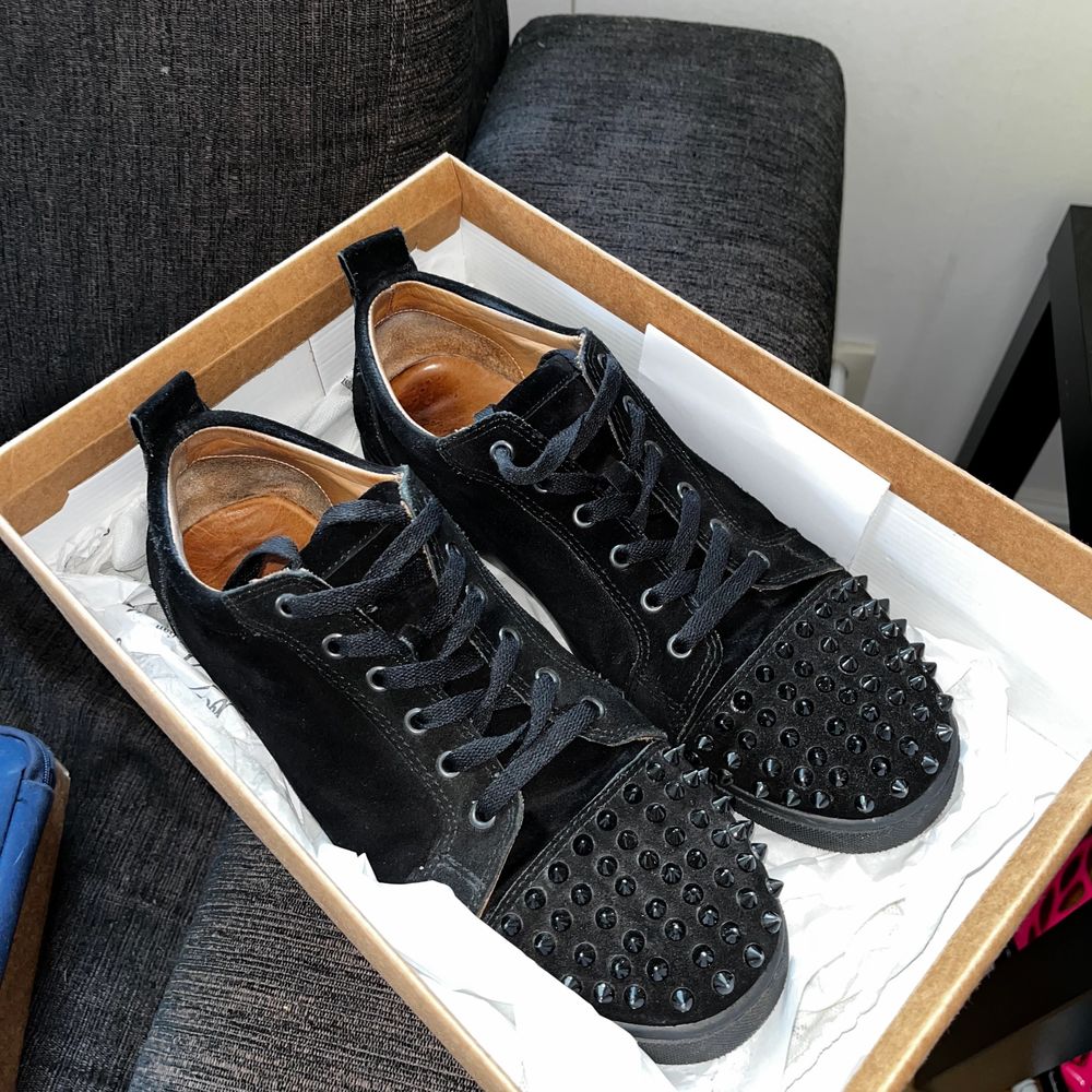 Louboutin skor black mocha storlek 43 och är i super bra skick. Inga hål eller rivmärken eller så. Det är egna bilder. Kvitto medföljer samt loubotinkort mm. TAR EMOT BYTEN!😁. Skor.