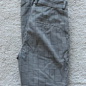 Rutiga kostymbyxor H&M - Rutiga slacks från H&M. Storlek 34. Fint skick. Innerbenslängd: 66,5 cm. Midja 33 cm. (mätt liggande platt)