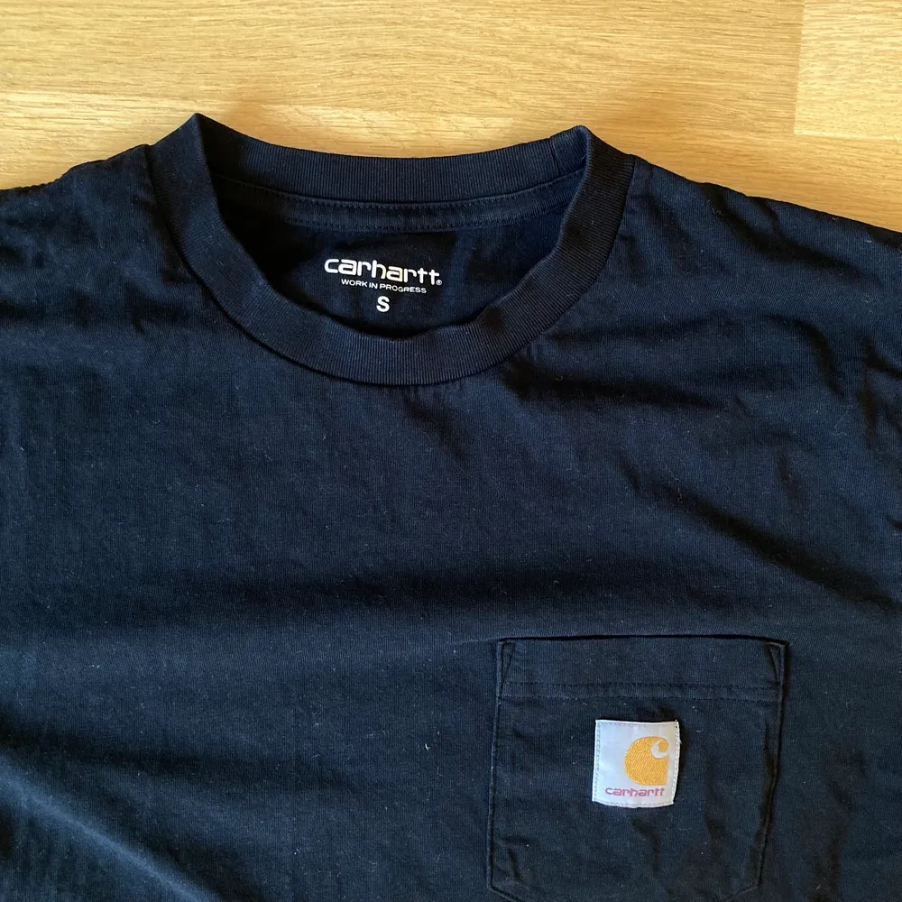 Carhartt T-shirt i storlek S (herr). Sparsamt använd så den är i jättebra skick! 🤠💗. T-shirts.