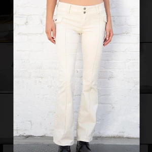 Ivory Agatha pants  - Ett par skitsnygga agatha pants i färgen ivory från Brandy Melville, använda ett par gånger men passar tyvärr inte mig längre så måste sälja💕 Bra skick och har några fläckar då dem är nästan vita och möjligt lite skrynkliga. De är i storlek S/XS. Pris:200kr + frakt 66kr💕