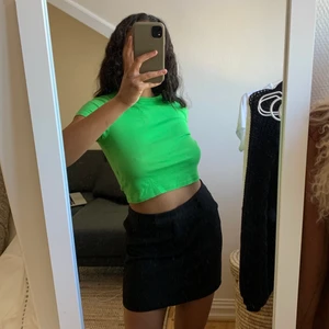 T-shirt Topshop - Snygg croppad t-shirt från Topshop! Köpare betalar frakt. 🖤