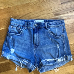 Shorts från Zara - Shorts från Zara med slitningar. I gott skick.