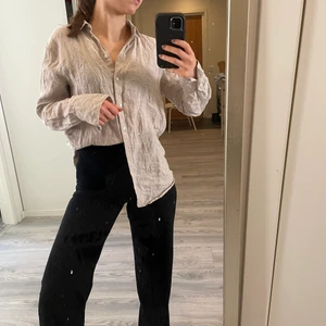Linneskjorta - Linneskjorta i superfin beige färg (den är lite skrynklig nu)🥰 Perfekt till sommaren! 100% linne. Inte säker på att jag vill sälja den, säljer bara till ett bra pris. BUDGIVNING i kommentarerna🥰