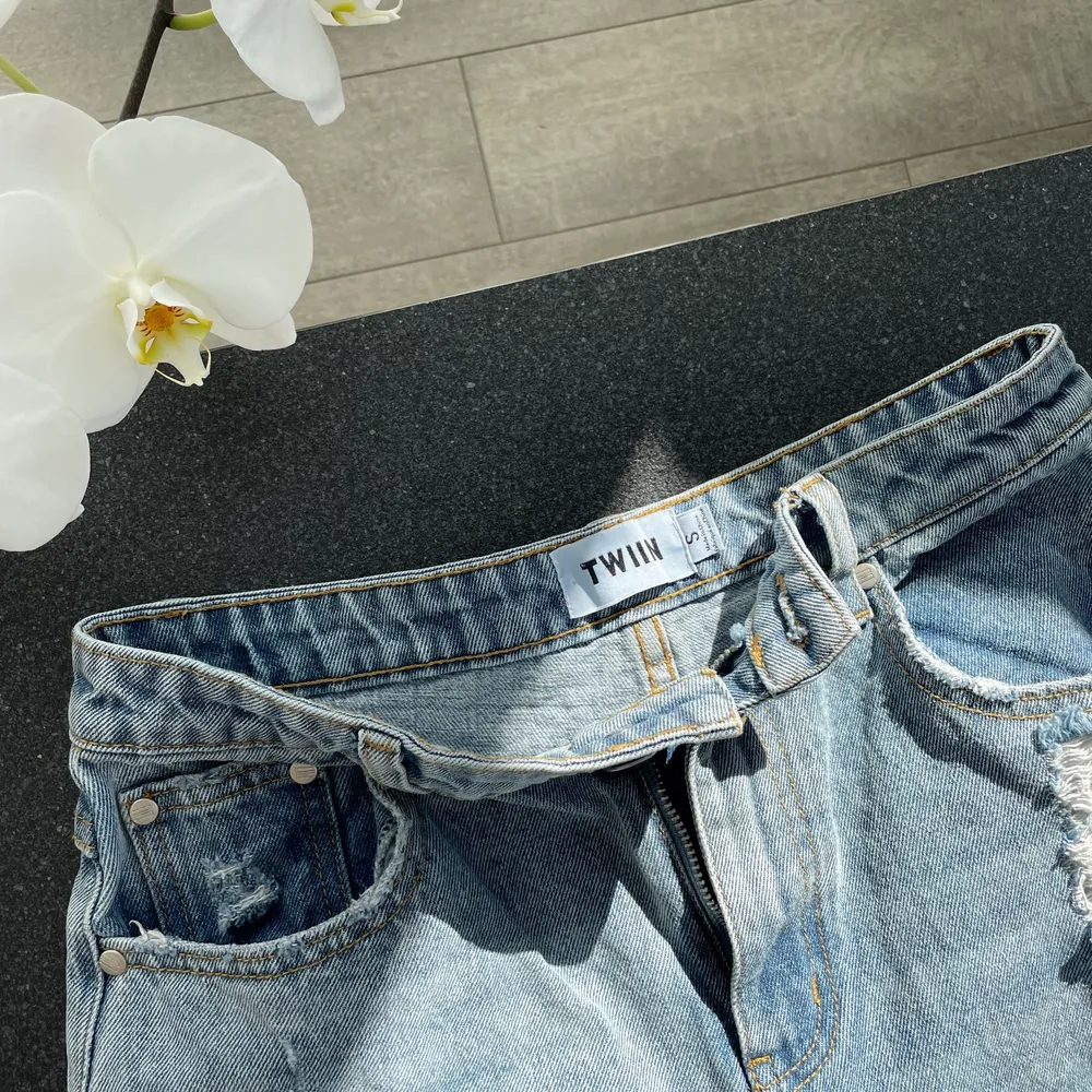 Ett par princesspolly jeans med cutouts i storlek S. Bra passform. Frakt ingår i priset. Använder Swish.😊. Jeans & Byxor.