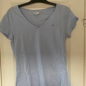 Tommy Hilfiger T-shirt  - En ljusblå Tommy T-shirt i gott skicka använd nån enstaka gång