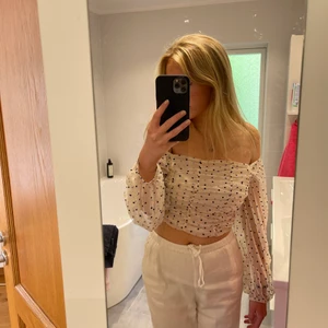 Topp - Jättefin topp som man kan bära både off-shoulder eller utan, skön och sval till sommaren🤍