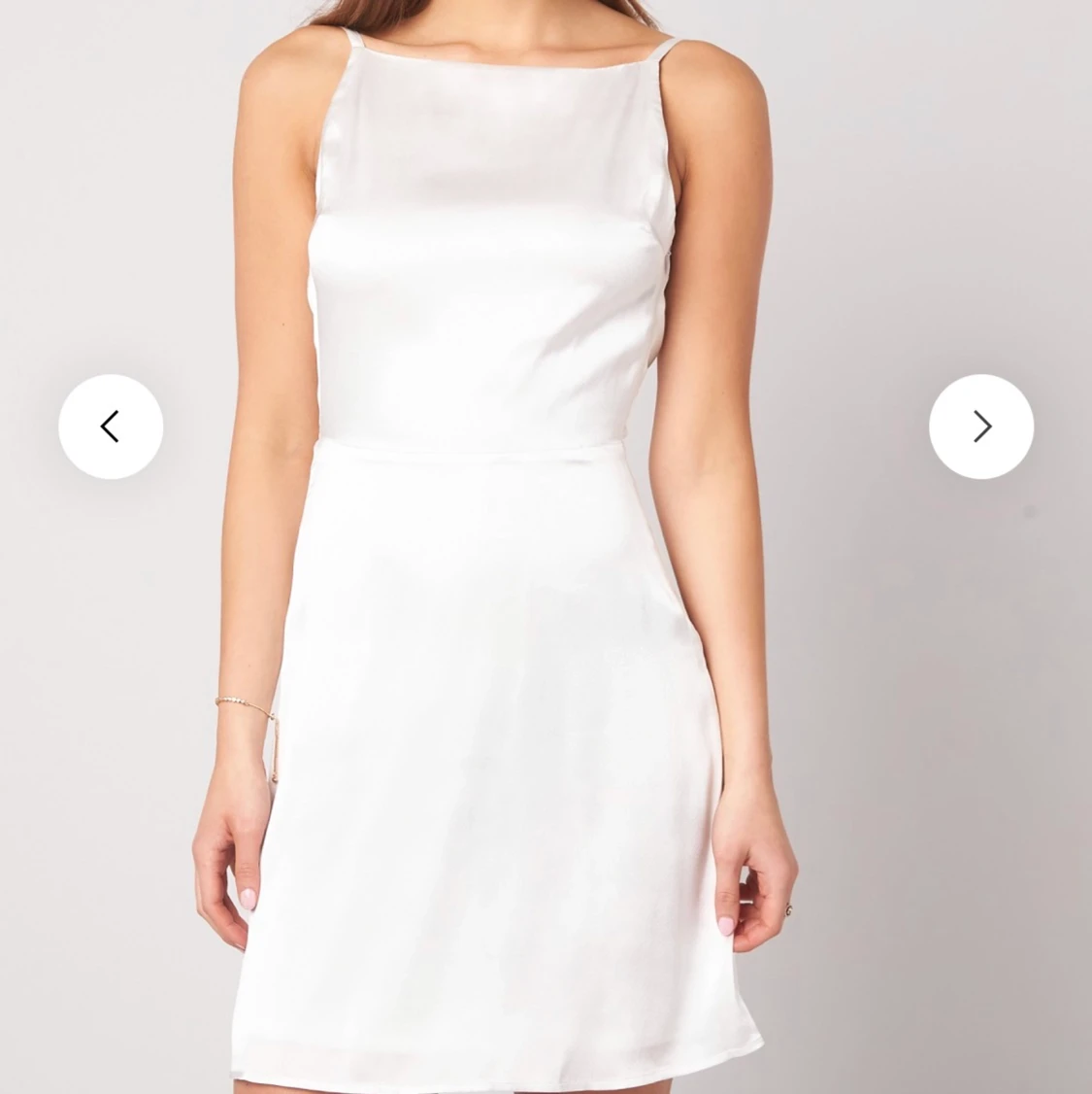 Vit satinklänning med öppen rygg