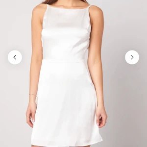 Vit satinklänning med öppen rygg - Snygg vit satinklänning med öppen rygg. Perfekt till student till exempel! Helt ny.