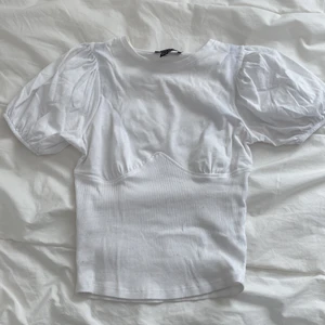 Vit t-shirt med detaljer strl 34 - Säljer den söta t-shirt i strl 34 från asos. Superbra skick! Säljer för 80kr + frakt ⭐️🥰