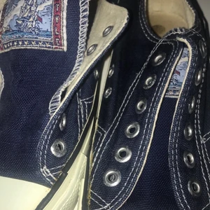 Vintage frenzy style skor  - Skorna är väldigt väldigt gamla tror inte att dom finns ens längre. Skosnören medföljer och storleken ligger mellan 37-38 hade kanske passat 36 bra men är osäker då det står ingen storlek på dem.