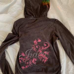 Säljer denna juicy zip hoodien som jag tidigare lagt upp då den inte blev såld! (Bilder från förra annonsen!) Köpt här på Plick och i vintage skick🥰 (pris diskuterbart!) 