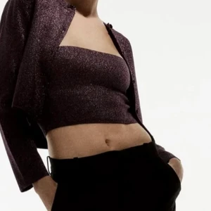 Glittrig bandeautopp - Aldrig använd, endast provad! Jättesnygg till fest. Strl S men passar XS-M