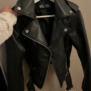 Zara skinnjacka - Säljer nu en skinnjacka från Zara som är mycket sparsamt använd! 🤍 Den är i strl XS men den är väldigt rymlig för o vara en XS, jag som är en S/M kan lätt ha den. Nypris ca 600kr