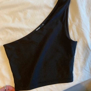 Topp  - Säljer denna fina topp från bikbok, aldrig använd! Hör av er vid frågor eller fler bilder! Frakt tillkommer 💕🦋