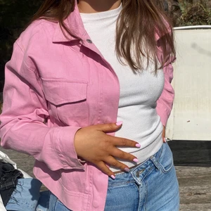 Jacka från nakd - Rosa jacka från Nakd i storlek 36/38, väldigt mjukt och skönt material med en avslappnad fit