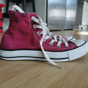 Converse  - Vinröda Converse som fortfarande har mer att ge. Har spruckit lite på båda skorna men är limmade så syns knappt, se bild. Kolla mina övriga annonser. Har många skor ute just nu. 