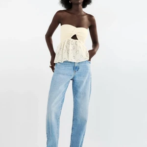 Topp! - Säljer denna topp i storlek M, sitter uppe med gummiband högst upp på tröjan🫶🏽🫶🏽passar nog S med🧸NY!!