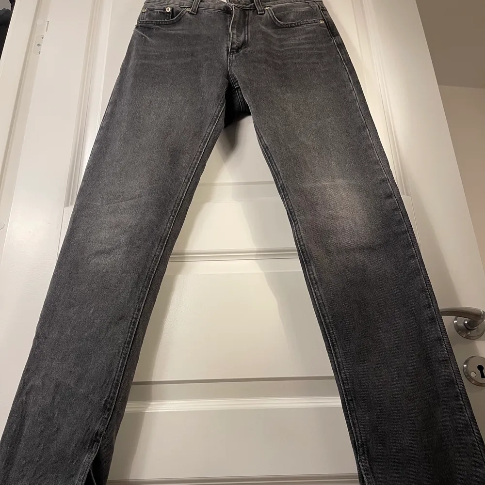 Grå jeans med slits på insidan 🖤. Jeans & Byxor.