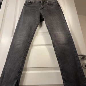 Grå jeans  - Grå jeans med slits på insidan 🖤