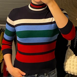 Randig tröja - Randig trekvarts-ärmad tröja i storlek S. Stor garderobsrensning så kolla gärna in mina andra plagg, samfraktar gärna :) 