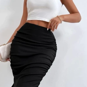 Kjol storlek M - Svart kjol, väldigt stretchigt material perfekt om man vill va lite extra fin i sommar. Jag beställde fel storlek kjolen är ny aldrig använd.  30kr extra om det behövs fraktas😊