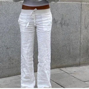 Linnebyxor - Säljer storelk s. Helt nya aldrig anvönda prislapp kvar. Kommer inte sälja under 500kr❤️❤️ har bud på 650kr om ingke budar högre innan kl 3  idag den 16/7  så säljs dom till henne 