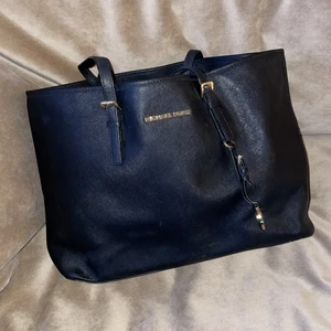 Michael kors jet set väska - Michael kors jet set väska, svart men innerfack. Rymlig