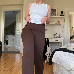 Bruna vintagebyxor - Bruna kostymliknande byxor, högmidjade och raka i benen. Står ingen storlek på byxorna men passar mig som har Medium och är 1.67